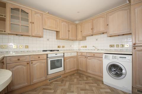 3 bedroom flat to rent, Woking GU22