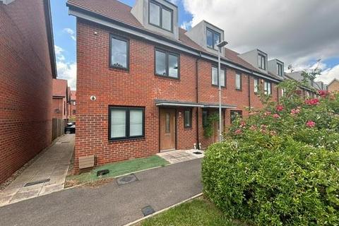 3 bedroom end of terrace house to rent, Basingstoke road,  Reading,  RG2