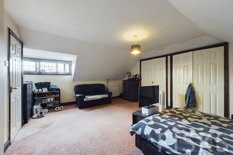 4 bedroom detached house for sale, Waarden Road, Canvey Island, SS8
