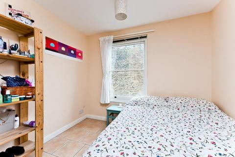 4 bedroom flat to rent, Silverthorne Road, London SW8
