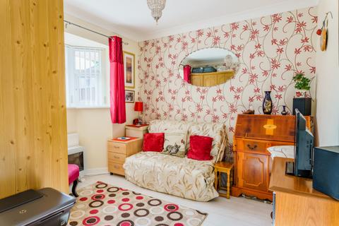 2 bedroom detached bungalow for sale, Frensham Close, REDHILL