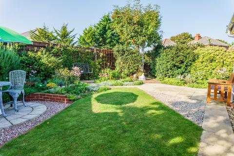 2 bedroom detached bungalow for sale, Frensham Close, REDHILL