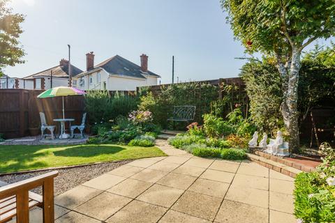 2 bedroom detached bungalow for sale, Frensham Close, REDHILL