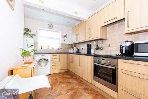 2 bedroom detached bungalow for sale, Frensham Close, REDHILL