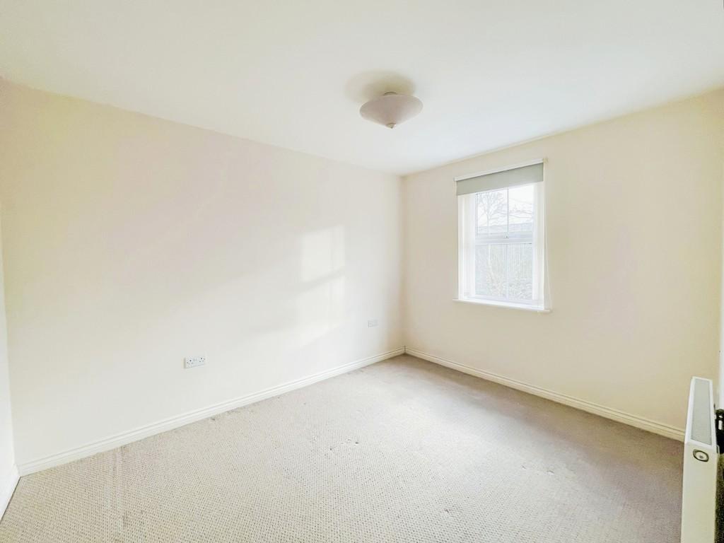 E91af253-Bedroom 201 2082 20 Oak 20crescent