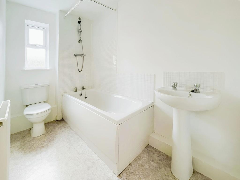 B080022e-Bathroom 2082 20 Oak 20 Crescent