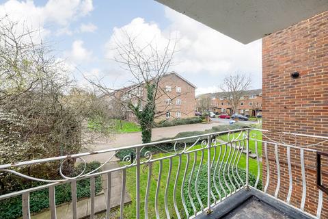 2 bedroom flat to rent, Fleetwood Close, Park Hill, East Croydon