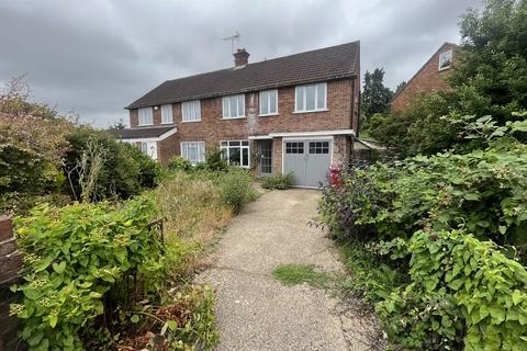 3 bedroom semi-detached house to rent, Raymond Road, Langley