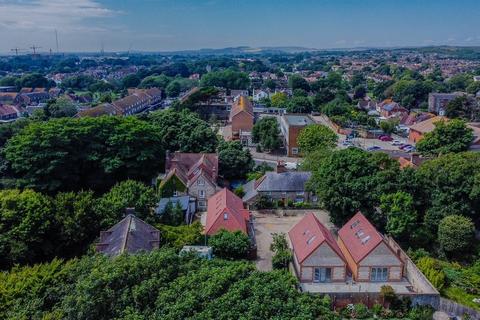 2 bedroom detached house for sale, Southwick Street, West Sussex BN42