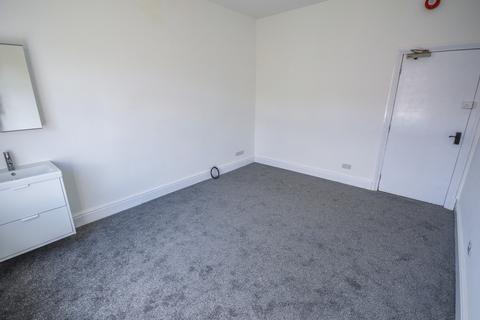 1 bedroom in a flat share to rent, Willow Tree Road, Altrincham