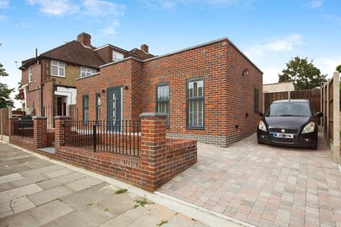 2 bedroom house to rent, Hereford Avenue, Barnet