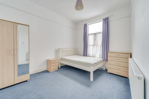 3 bedroom apartment to rent, Graham Road, Dalston, London