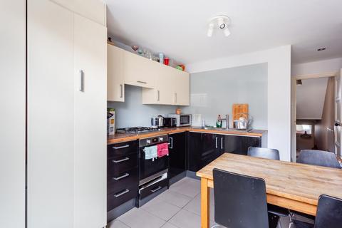 3 bedroom flat to rent, Plato Road