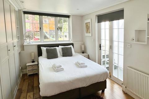 2 bedroom flat to rent, Landor Road