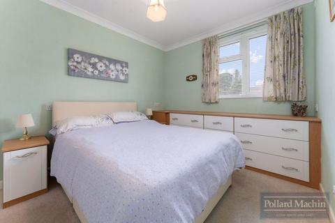 17, Sanderstead Court Addington Road, South Croydon, CR2 8RA