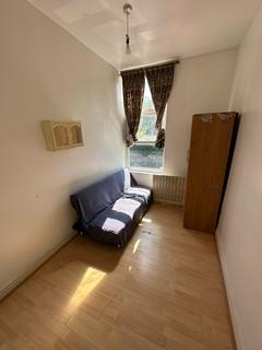 3 bedroom flat to rent, Stockport Road, Manchester M12