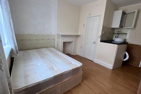 Studio to rent, Malvern Road, Thornton Heath CR7