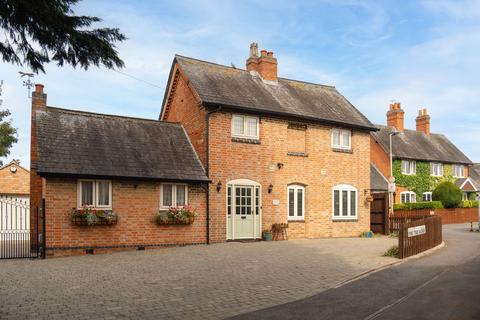 3 bedroom detached house for sale, Pine Tree Avenue, Leicester, LE5