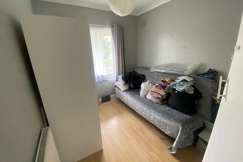 2 bedroom flat to rent, Sandow Crescent, Hayes