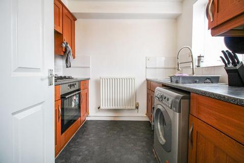 2 bedroom flat to rent, Albatross Close, London