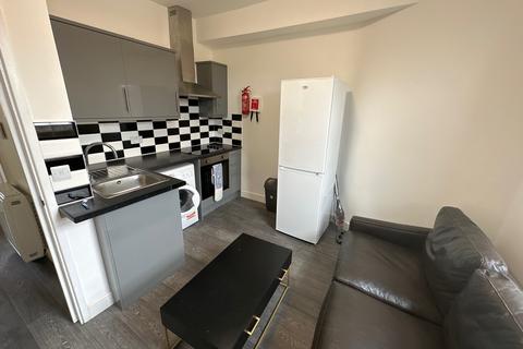 2 bedroom flat to rent, Flat 2, 21 High Street, CV31 1LN