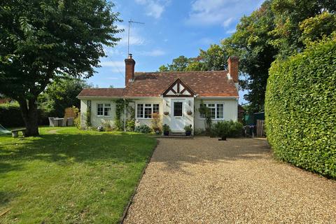 3 bedroom bungalow to rent, School Hill, Seale, Farnham