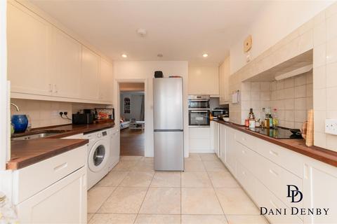 2 bedroom flat for sale, Greenhalgh Walk, London N2