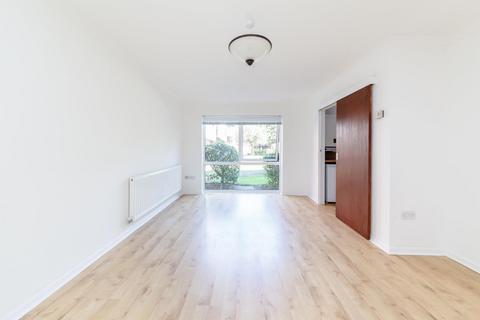 Studio to rent, Laleham Road, Shepperton