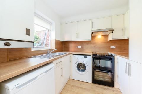 Studio to rent, Laleham Road, Shepperton