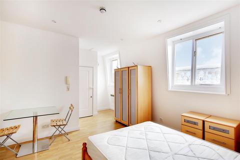 Studio to rent, Castletown Road, London W14