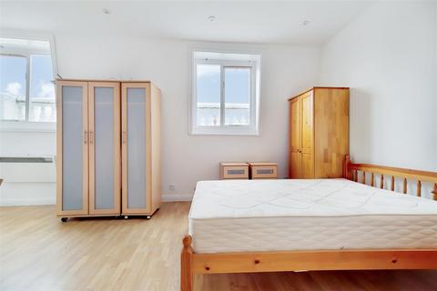 Studio to rent, Castletown Road, London W14