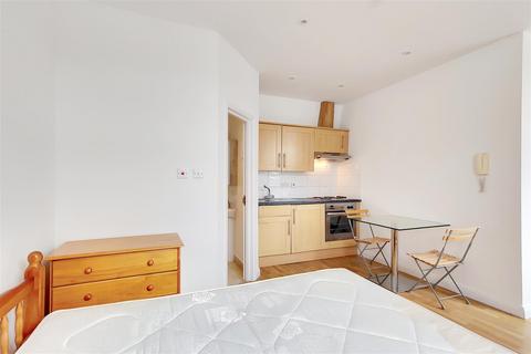 Studio to rent, Castletown Road, London W14