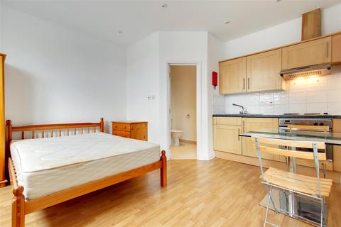 Studio to rent, Castletown Road, London W14