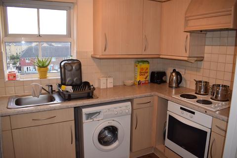 2 bedroom flat to rent, Rawlyn Close, Chafford Hundred