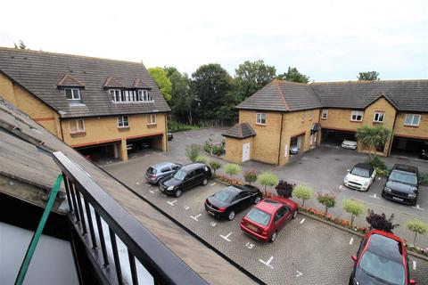 2 bedroom penthouse to rent, Barnstaple Road, Southend-on-Sea