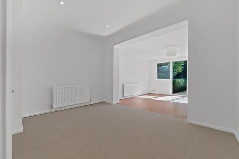 13 Knights Close, Windsor, SL4 5QR