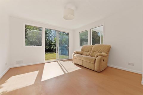 13 Knights Close, Windsor, SL4 5QR