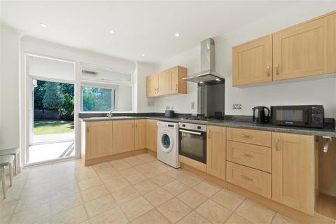 13 Knights Close, Windsor, SL4 5QR