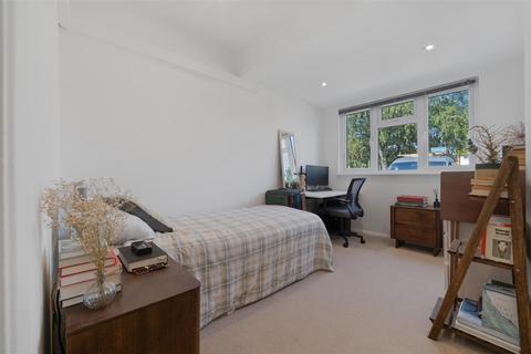 13 Knights Close, Windsor, SL4 5QR