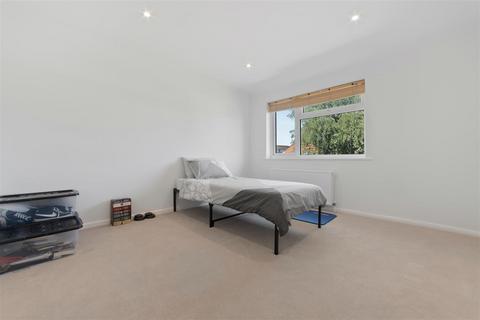 13 Knights Close, Windsor, SL4 5QR