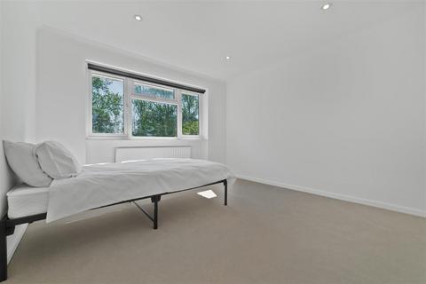 13 Knights Close, Windsor, SL4 5QR