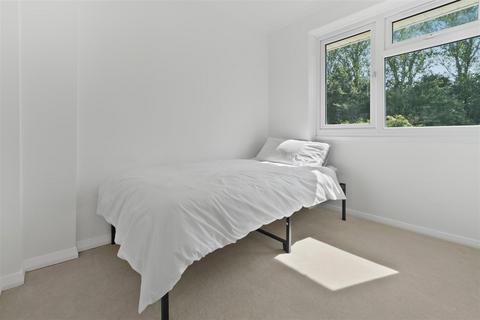13 Knights Close, Windsor, SL4 5QR