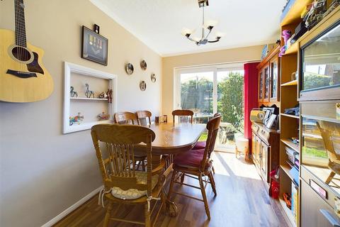 8 Helen Close, West Molesey, KT8 2PU