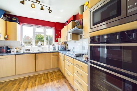 8 Helen Close, West Molesey, KT8 2PU