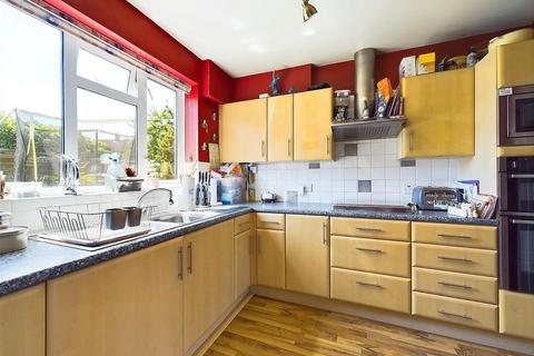 8 Helen Close, West Molesey, KT8 2PU