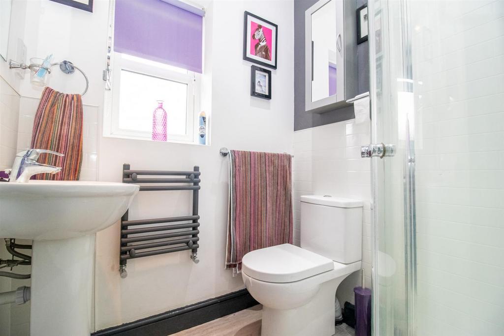 En suite shower room/w.c.