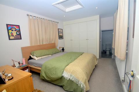3 bedroom flat to rent, 122A Ewell Road, Surrey KT6