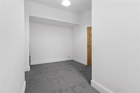 Flat 2 Ground Floor 1, 20 Ceylon Place, Eastbourne, BN21 3JF