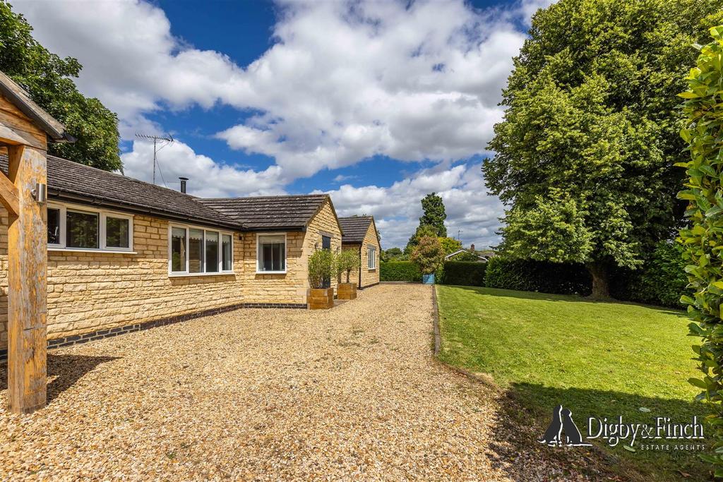8 Willoughby Drive, Empingham, LE15 8 PZ-5watermark