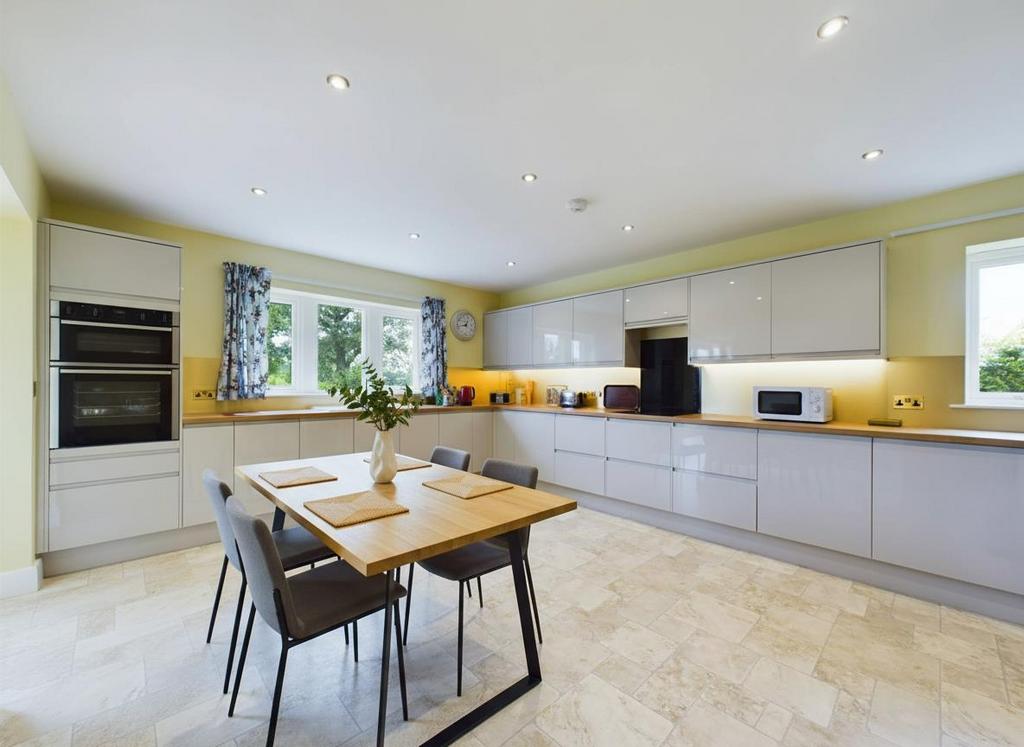 Dining Kitchen (AI/Virtually Staged)